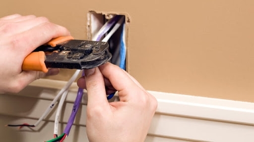 Криминално проявен е прекъснал електрозахранването на офис в Козлодуй съобщиха