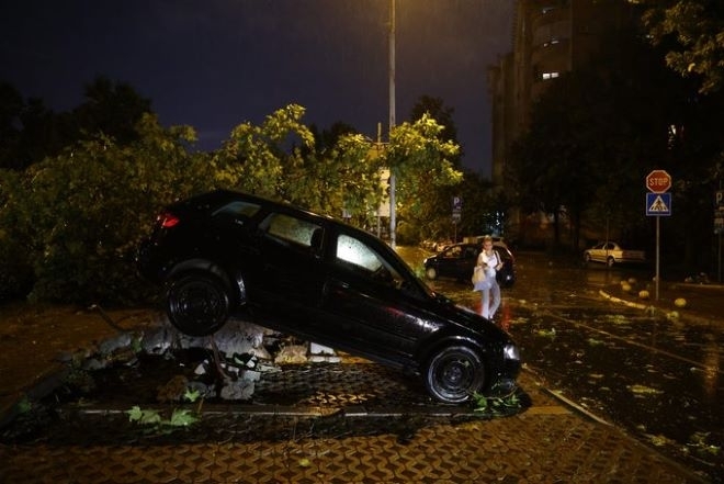 Трима души загинаха снощи при бурята която върхлетя Сърбия Сред