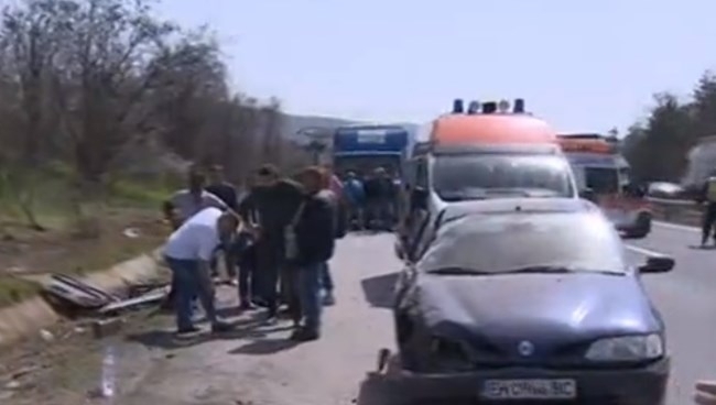 Тежка катастрофа с автобус е станала на 27 и километър след