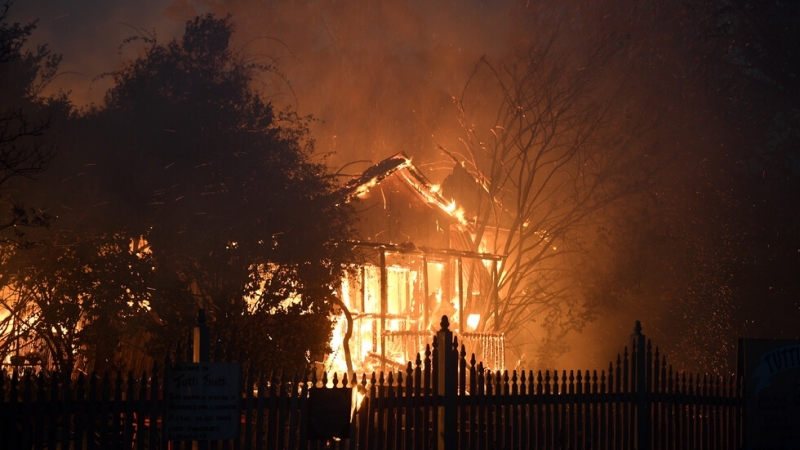 Един човек загина а 15 къщи изгоряха при новото разпалване
