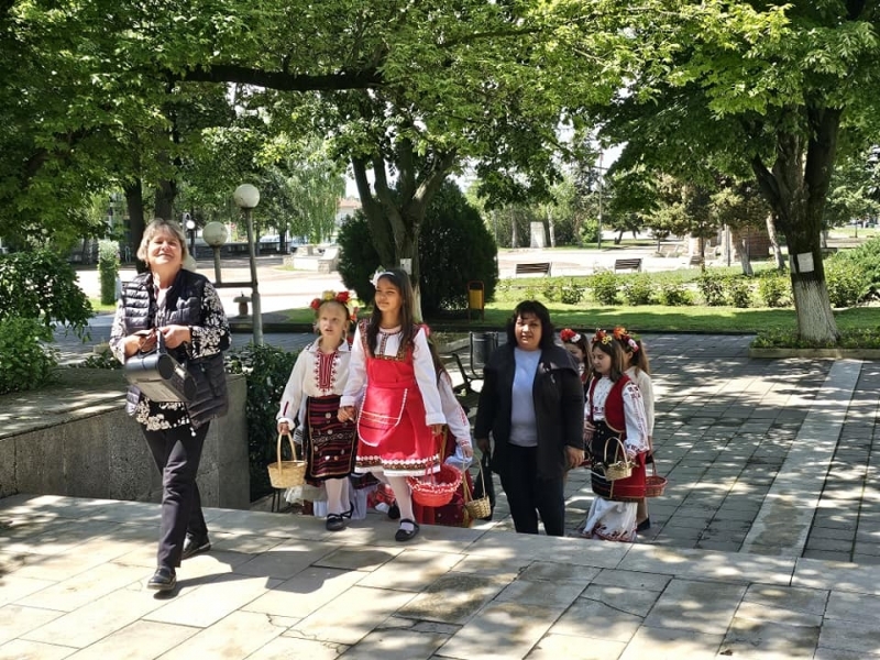 Лазарки от Крушовица посетиха Община Мизия /снимки/