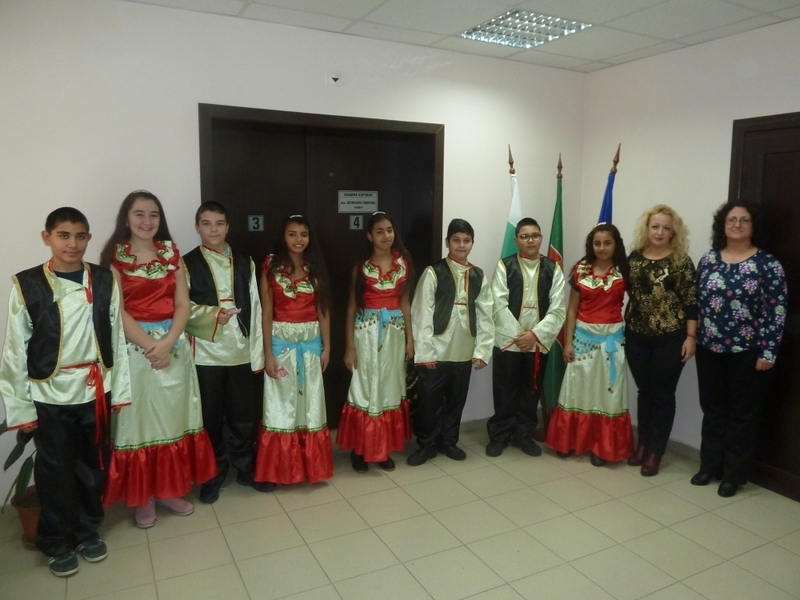 Ученици от група с факултативни учебни часове по фолклор на