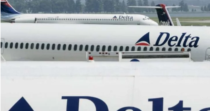 Пътниците на борда на дълго закъснял полет от Ню Йорк