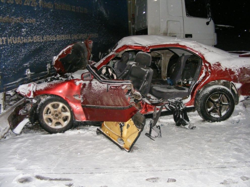 Двама души загинаха а трима са тежко ранени след катастрофа