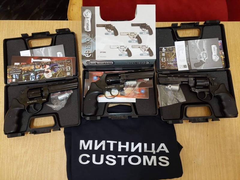 Митничари иззеха 3 газови револвера от сърби на "Връшка чука", купили ги от Видин /снимки/