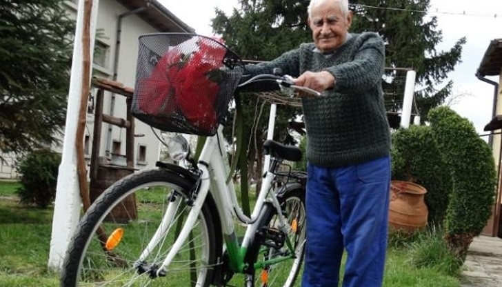 Униформени служители са хванали възрастен мъж, откраднал колело от къща