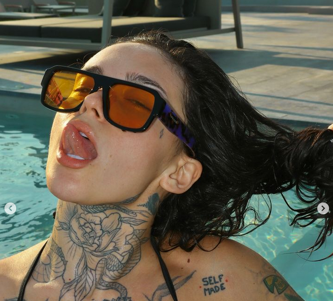 Известната влогърка и еротичен модел Стефани Разсолков е една от