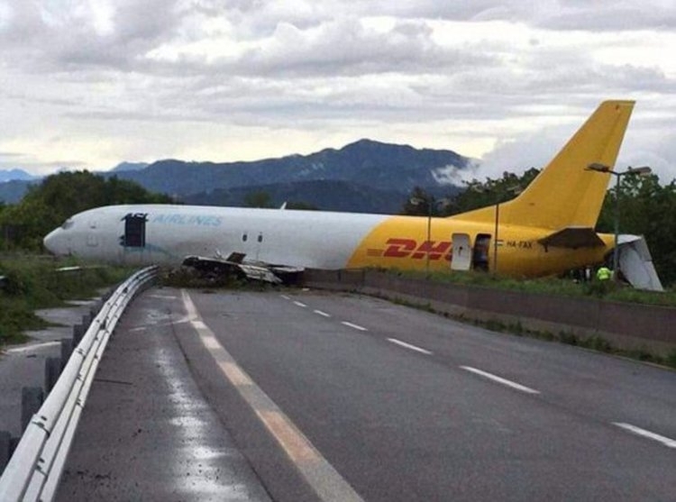 Един човек е загинал след падане на самолет върху магистрала