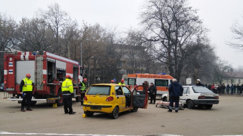 Пожарникари от Видин демонстрираха как се спасяват пострадали хора при катастрофа