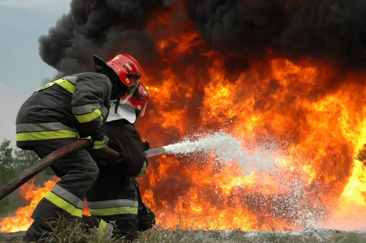 Голям пожар избухна в Мизия заради горящо сметище съобщиха от
