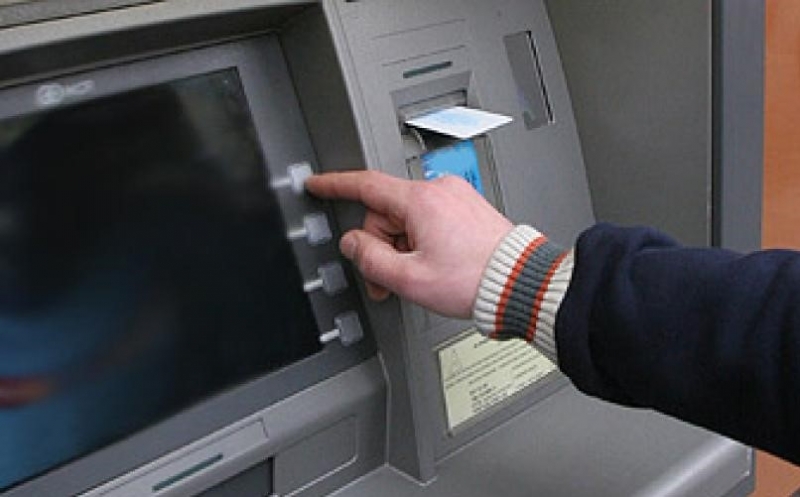 Полицаи са хванали дете изтеглило над 2 хил лв от