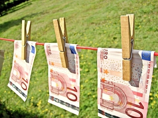 Курсът на еврото се понижи до нов 20-годишен минимум от