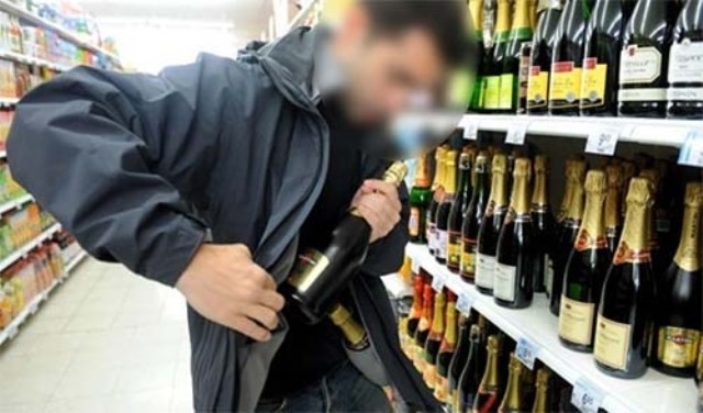 Младеж отркадна 7 бутилки уиски от 2 магазина в Лом