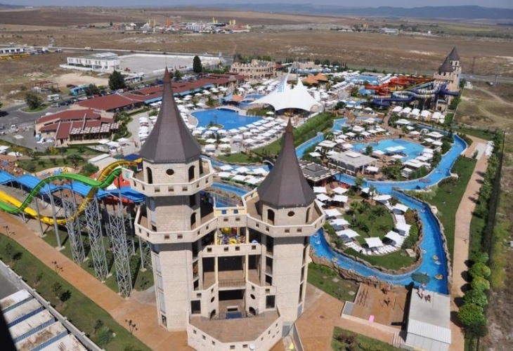 Аквапаркът край замъка в Равадиново е запечатан от НАП по-рано