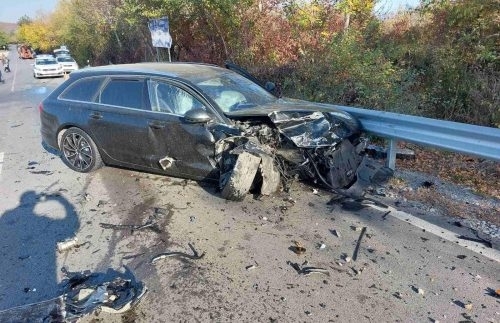 11 годишно момиче и майка му са настанени в болница след