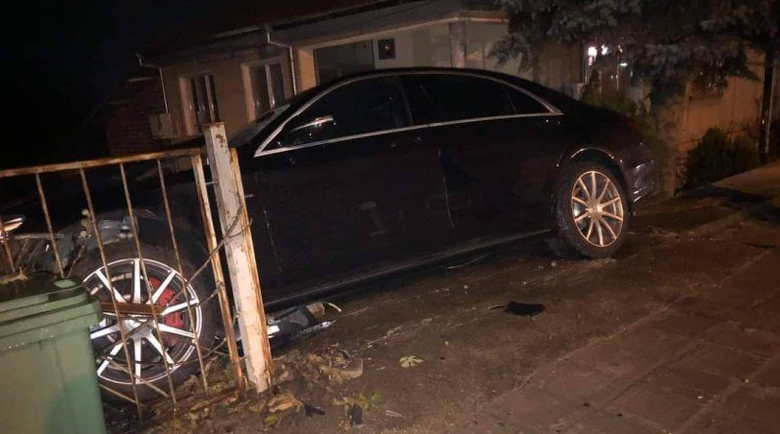 Мерцедес се е вряза в оградата на двор тази нощ