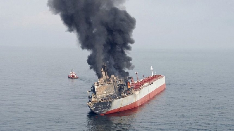 Петролен танкер се запали край Хонконг един човек от екипажа