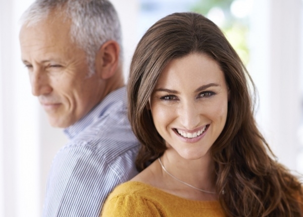 Когато млада жена избира партньор много по възрастен от нея тя