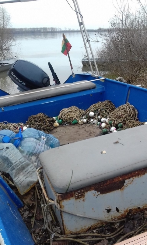 Инспектори на ИАРА отново са иззели забранени риболовни уреди при