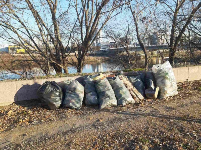 Близо 50 чувала с боклуци събраха само за ден работниците