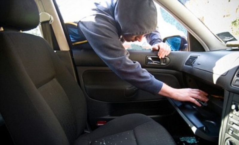 Солидна сума пари е открадната от кола в Монтанско съобщават