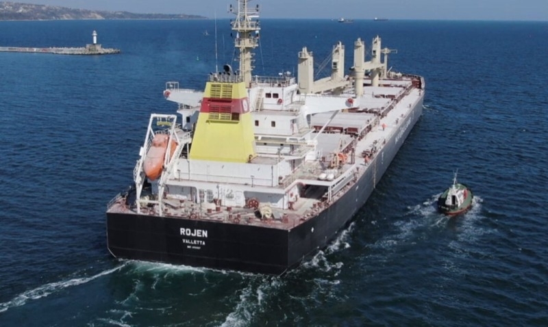 Българският кораб Рожен е акостирал на пристанището в Истанбул Плаващият