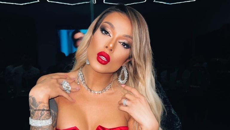 Певицата Диона която е от Бяла Слатина е спипана да