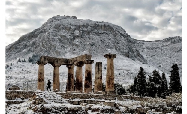 Продължава вълната с ниски температури и обилни снеговалежи в Гърция.