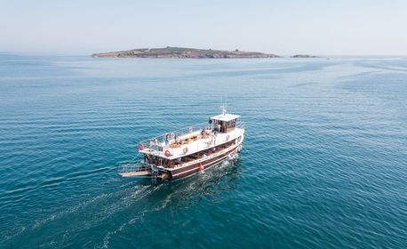 Туристическият кораб Магелан емблематична атракция на Созопол потъна след удар