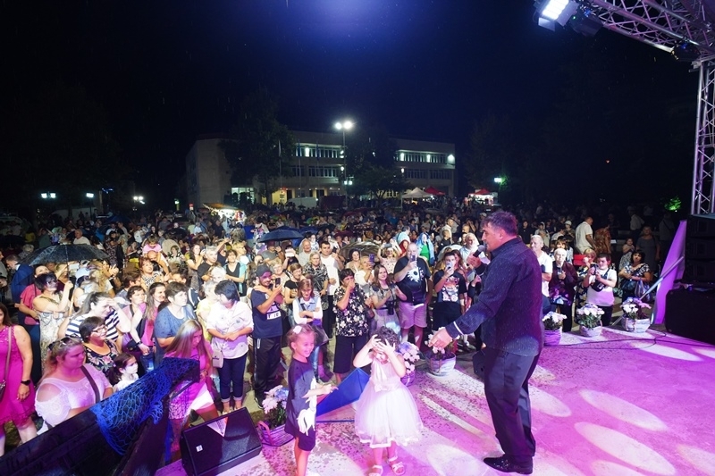 Веско Маринов зарадва жителите на Оряхово в първата панаирна вечер