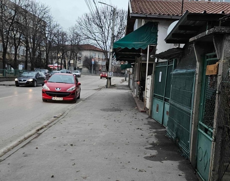 Няма край! Монтанчанин паркира колата си насред улица в града /снимка/