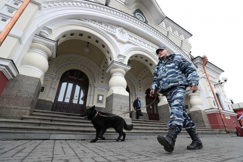 Анонимни заплахи за поставени бомби бяха получени в неделя в