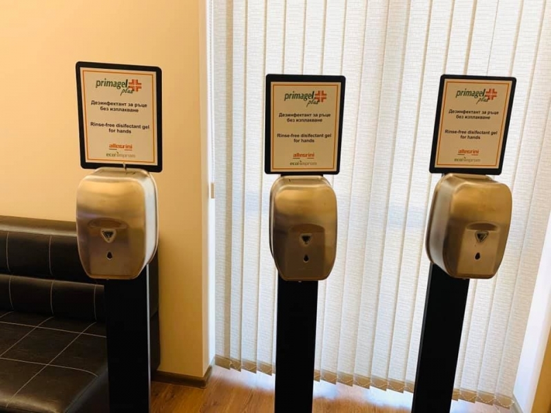 Три мобилни диспенсъри за дезинфектант бяха дарени от местния предприемач