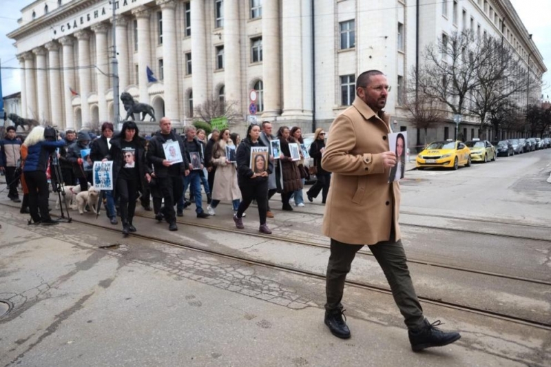 Близки на загинали при катастрофи затвориха за кратко кръстовището на