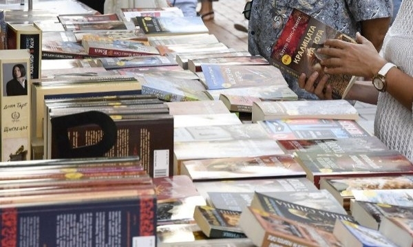 74 от младите хора не посягат към книгата като източник