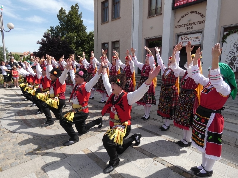 С впечатляващ концерт деца ученици и читалищни състави със слово