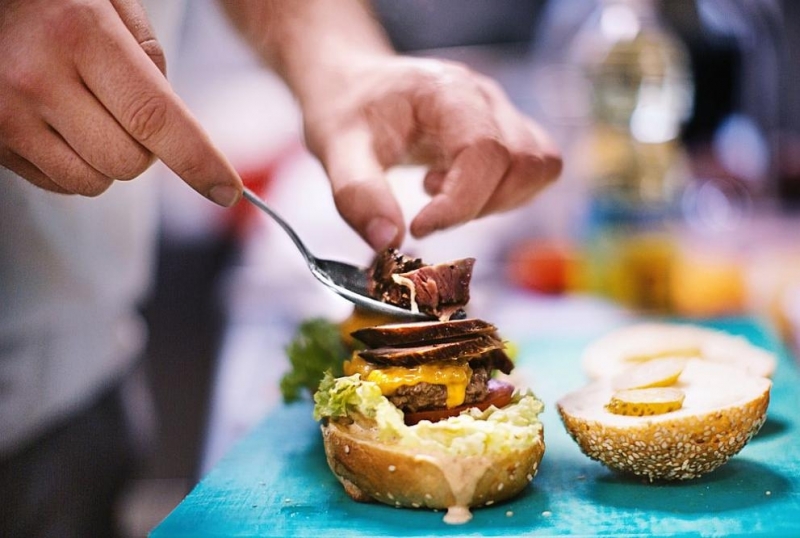 Учени от Института Сок в Калифорния предупреждават че храненето след