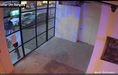 Лондонската полиция и екип на спешна помощ са нахлули в