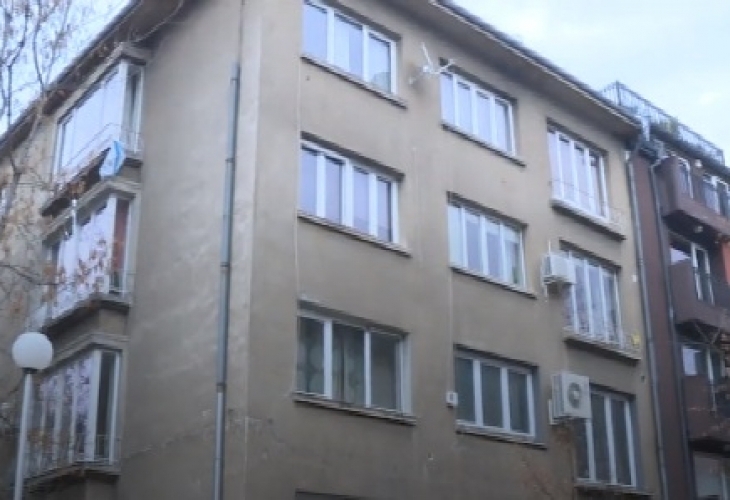 Жители в столичния район Оборище продължават да стоят с несаниран