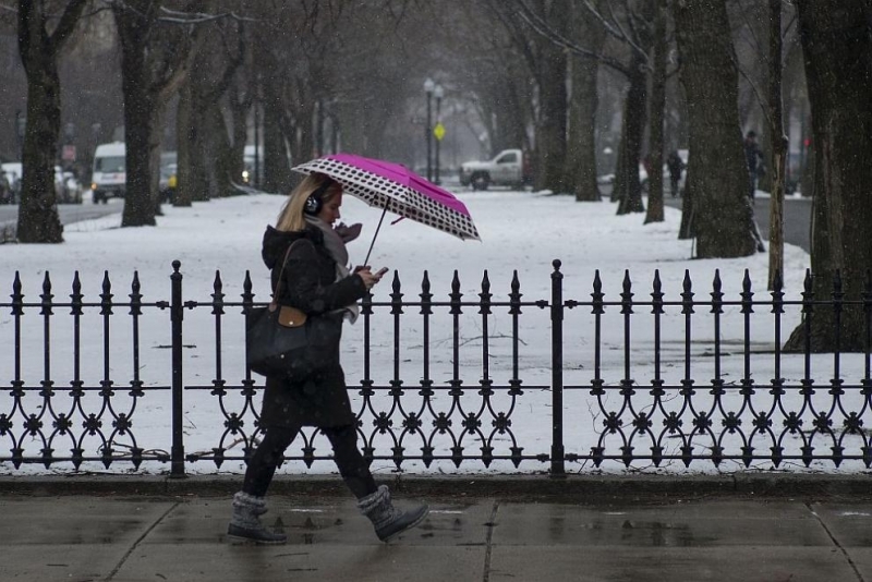 Трима души включително двегодишно момиченце загинаха в резултат на снеговалежи дъждове и