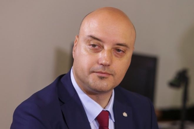 Атанас Славов: Служебният кабинет действа повече като правителство на Пеевски, отколкото на Борисов