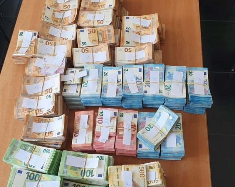 Митническите служители от Митница Бургас откриха недекларирана валута с левова