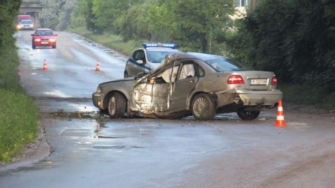 Двама души са пострадали тежко след като автомобилът им се