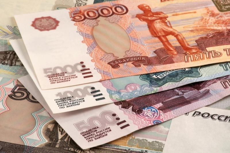 Руската рубла падна спрямо долара и еврото по време на