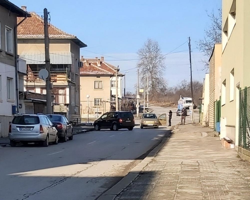 Лек автомобил е блъснал днес велосипедист в Мездра, научи агенция