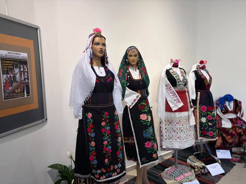 Мода с привкус на минало: Уникална изложба с над 40 носии откриха в РИМ-Враца /снимки/