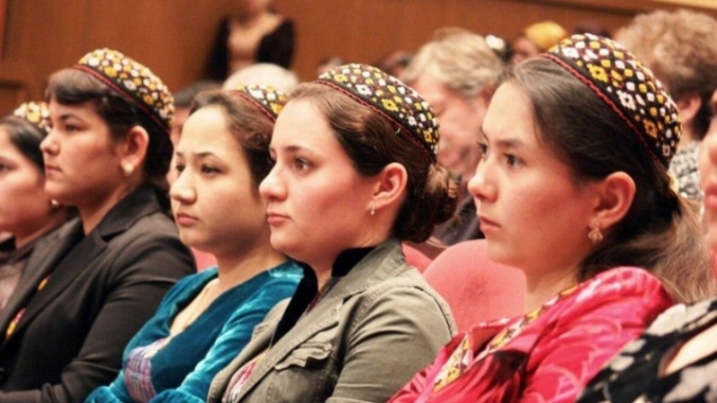 Бившата съветска република Туркменистан забрани на жените да използват козметика,
