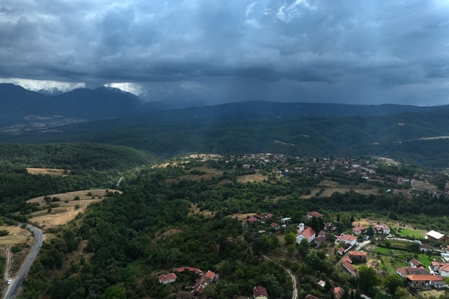 Днес ще бъде слънчево с разкъсана висока по късно през деня