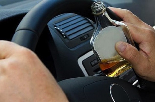 Водач на лек автомобил шофиращ с над 3 5 промила алкохол