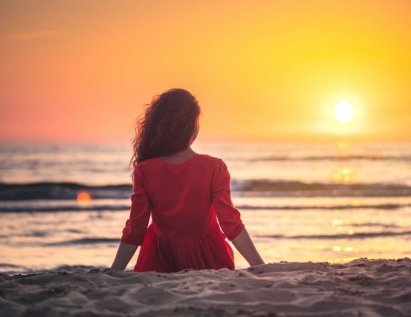 Месец август отпуска плажове коктейли купони и все пак